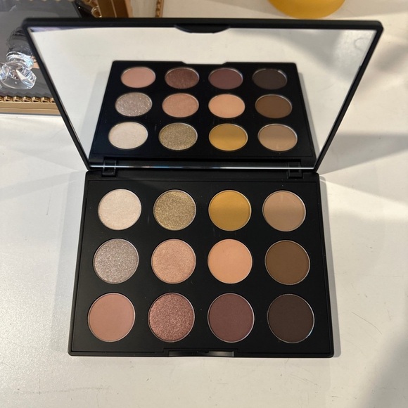 Mac eyeshadow palette - Picture 2 of 3